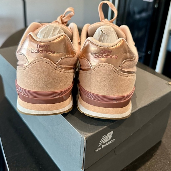 Women’s light pink New Balance Sneaks (8.5) - Picture 3 of 7